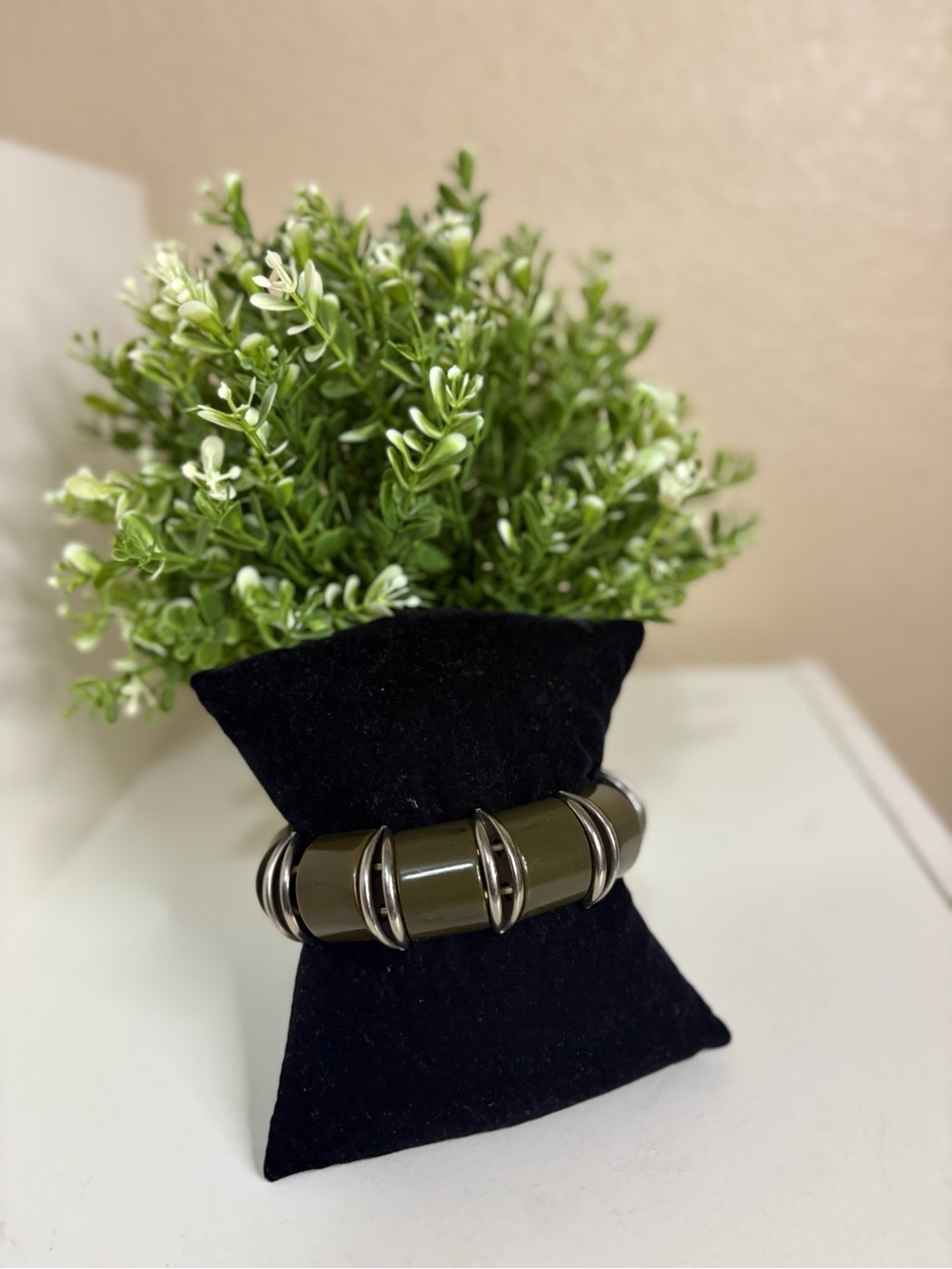 Vintage Olive Green Lucite Stretch Bracelet Silver Tone Chunky Retro Statement